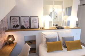 Chambre Double (Oscar) | 獨特裝潢、布置獨特、書桌、熨斗/熨衣板