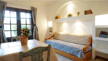 Apartamento (2 Adults + 2 Children) | Sala de estar | Una televisión de pantalla plana