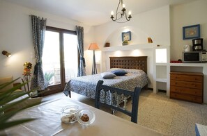 2 bedrooms, individually decorated, individually furnished, desk - Residence Les Mandariniers (Hyères)