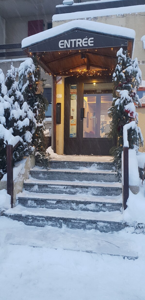 Front of property - Hotel le YAKA (Les Angles)