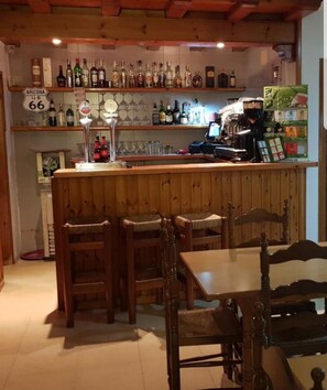 Bar (trong khuôn viên)