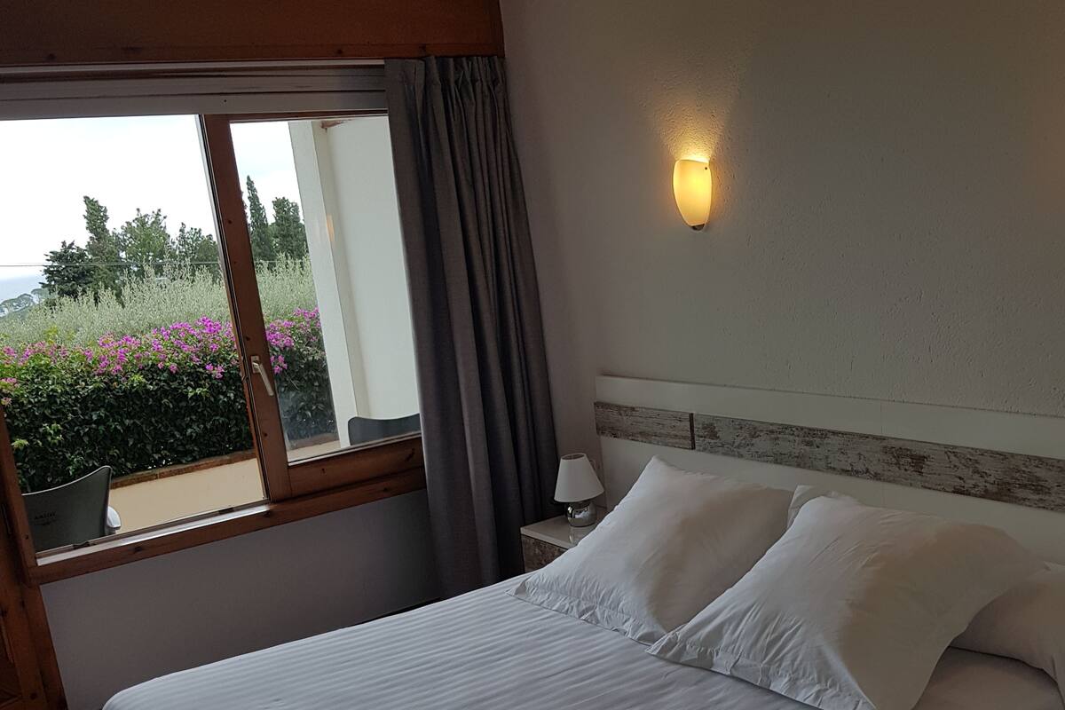 Free cots/infant beds, rollaway beds, free WiFi, bed sheets