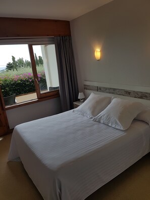 Double Room, Sea View | Free cribs/infant beds, rollaway beds, free WiFi, bed sheets - Hostal Ondina (Begur)