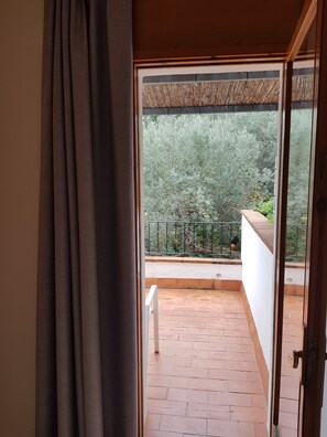 Free cots/infant beds, rollaway beds, free WiFi, bed sheets - Hostal Ondina (Begur)