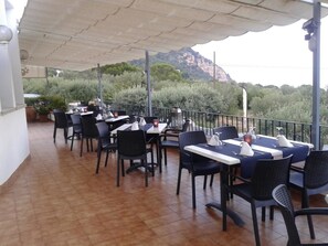 Outdoor dining - Hostal Ondina (Begur)
