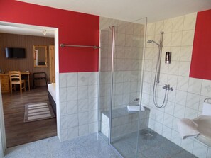 Shower, free toiletries, hair dryer, towels - Heidehotel Jagdhof Dobra GmbH (Bad Liebenwerda)
