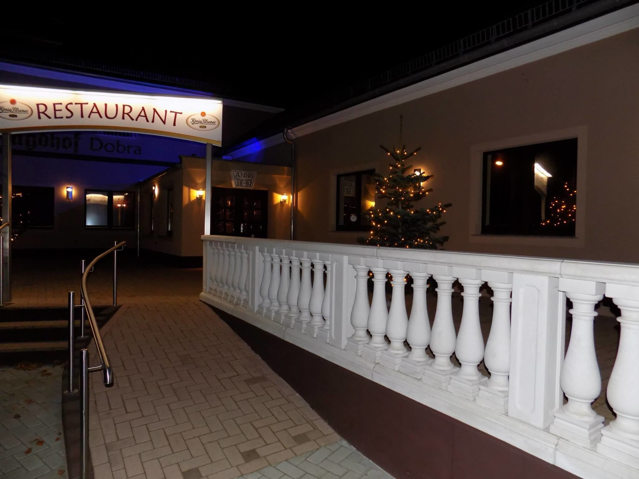 住宿正面 - 傍晚/夜晚