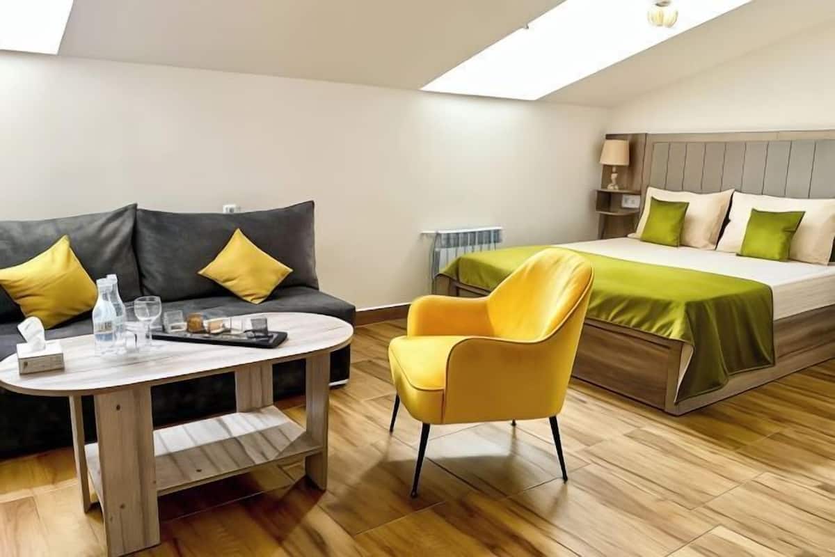 1 makuuhuone, ylelliset vuodevaatteet, pimennysverhot, äänieristys