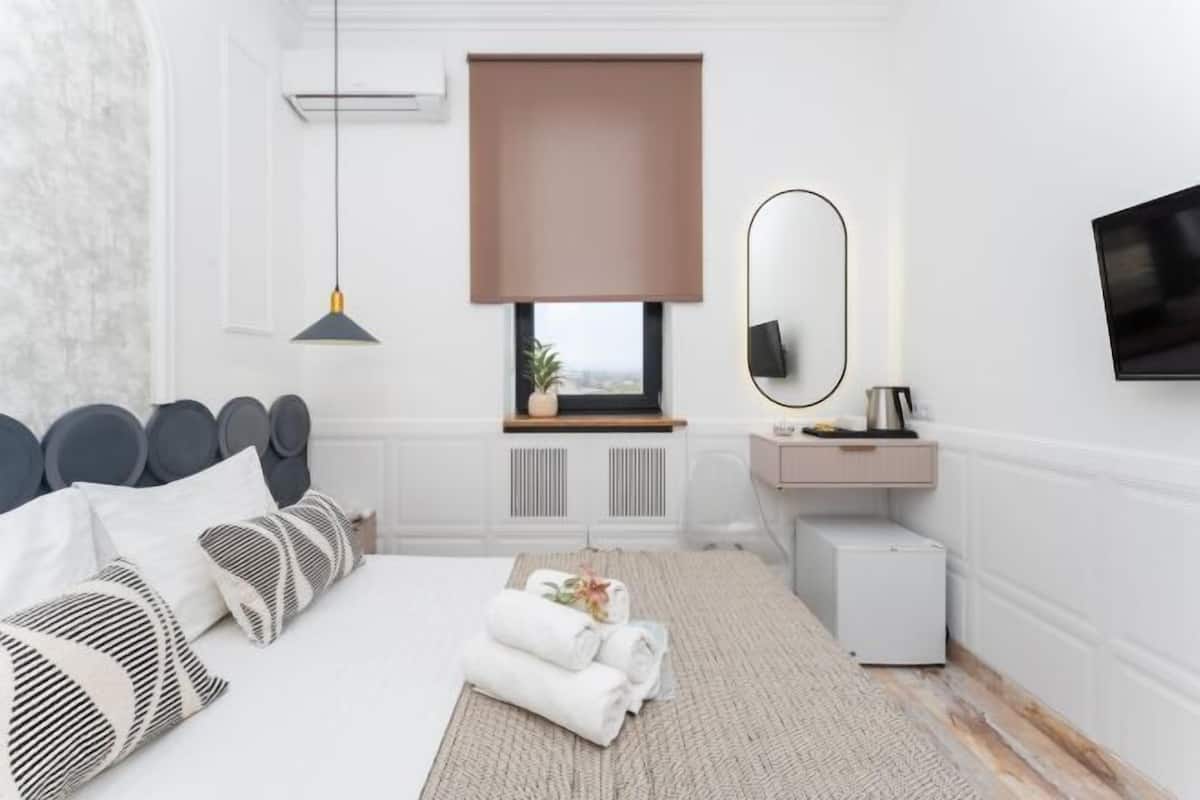 1 bedroom, premium bedding, blackout drapes, soundproofing