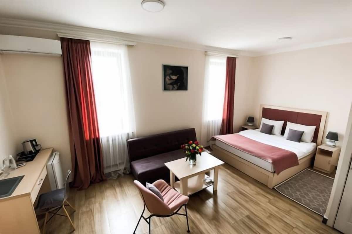 1 bedroom, premium bedding, blackout curtains, soundproofing