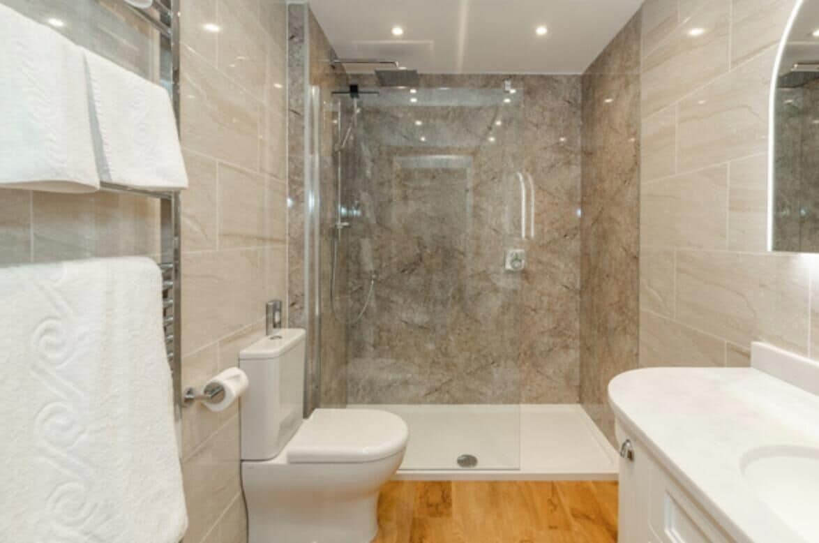 Deluxe suite | Badkamer | Milieuvriendelijke toiletartikelen, een haardroger, pantoffels