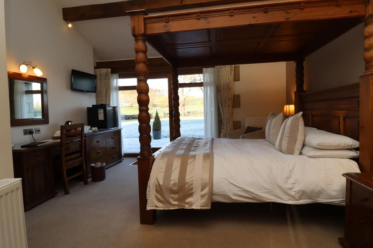 Double Room with Four Poster Bed (Ribblesdale)