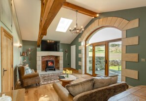 Deluxe Suite | Living area | Books - GreenGrove Country House B&B (Skipton)