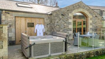 Deluxe Suite | Individually decorated, individually furnished, desk, blackout curtains