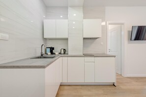 Kühlschrank, Wasserkocher mit Kaffee-/Teezubehör