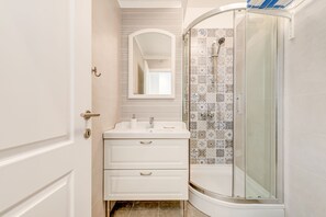 Chambre Supérieure avec lits jumeaux (Paris) | Salle de bain | Douche, articles de toilette gratuits, sèche-cheveux