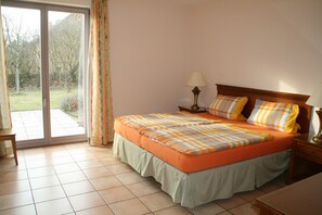 House, 6 Bedrooms (Seeblick) | Desk, rollaway beds, bed sheets