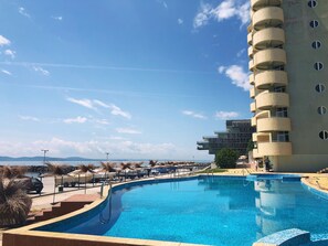 Innenpool, Außenpool, Sonnenschirme, Liegestühle