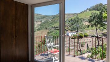 Casa Caseiro - Cottage, bedroom; kitchen | Udsigt fra værelset