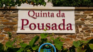 A sign for Quinta da Pousada with a "Clean & Safe" certification. - Quinta da Pousada (Santa Marta de Penaguião)