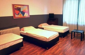 Kamar Triple Basic | Setrika/meja setrika, tempat tidur lipat/tambahan, dan Wi-Fi gratis