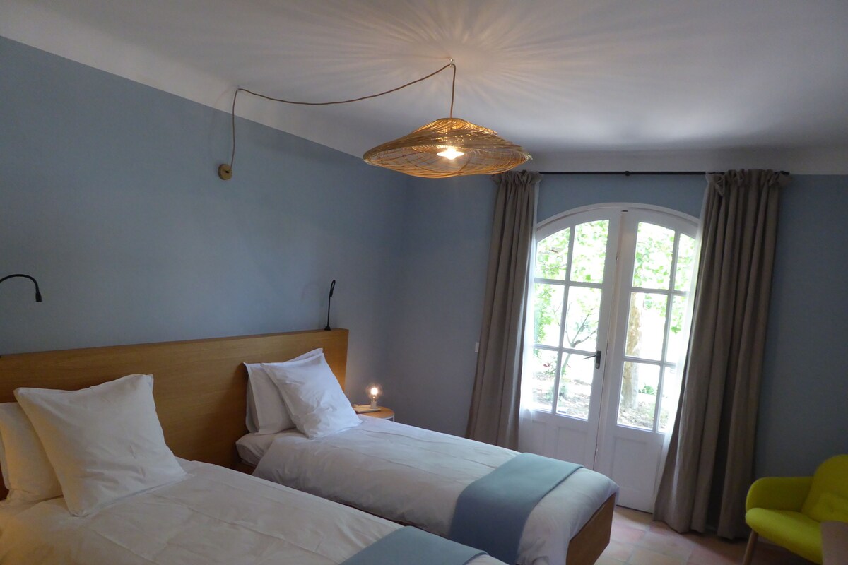 Kamer, 1 twee- of 2 eenpersoonsbedden, terras | Individueel gedecoreerd, individueel gemeubileerd