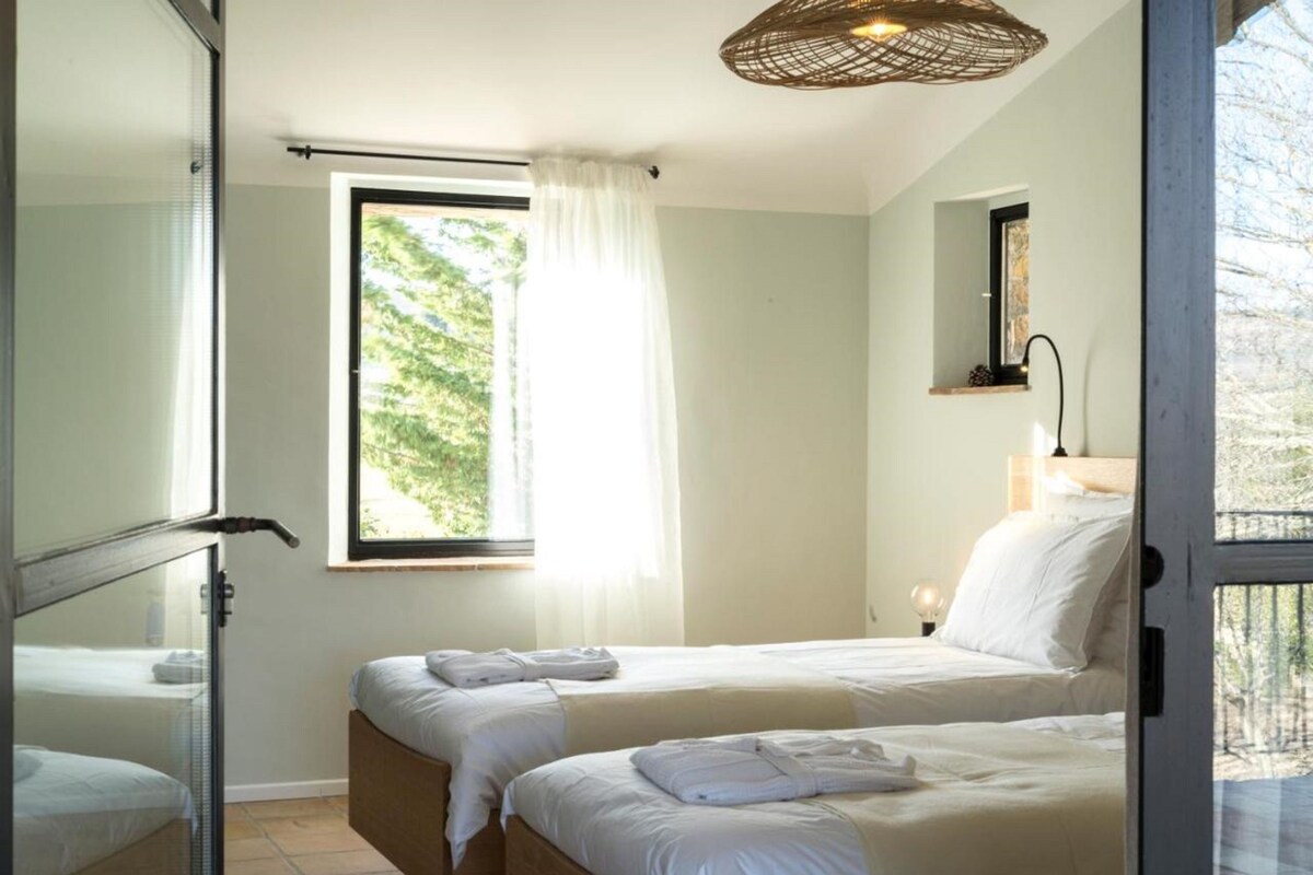 Kamer, 1 twee- of 2 eenpersoonsbedden, uitzicht op tuin | Individueel gedecoreerd, individueel gemeubileerd