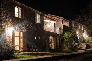 Voorkant accommodatie - avond/nacht