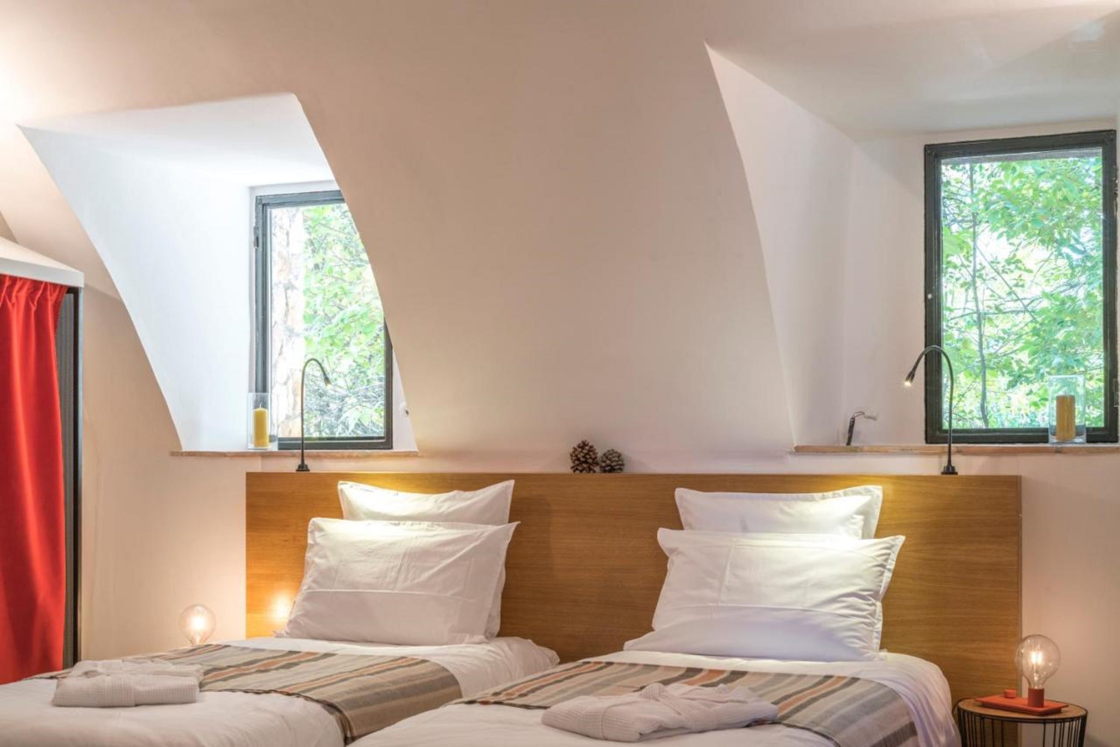 Kamer, 1 twee- of 2 eenpersoonsbedden, privébadkamer | Individueel gedecoreerd, individueel gemeubileerd