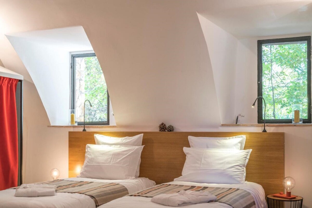 Kamer, 1 twee- of 2 eenpersoonsbedden, privébadkamer | Individueel gedecoreerd, individueel gemeubileerd