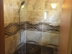 Appartement, 3 slaapkamers | Badkamer met douche