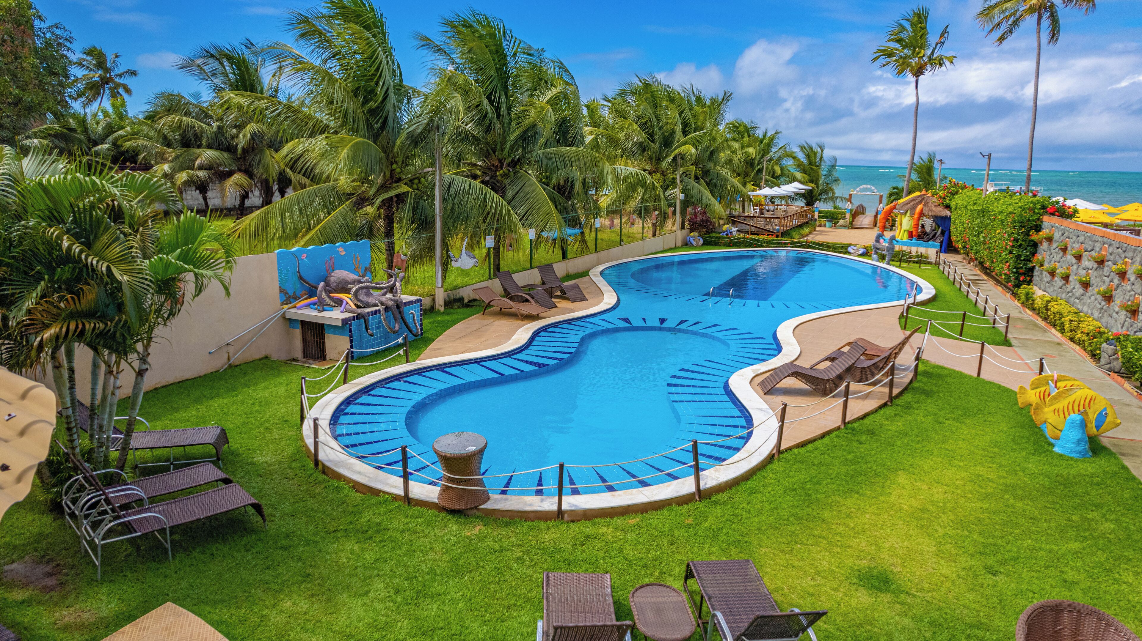 Piscina externa, espreguiçadeiras