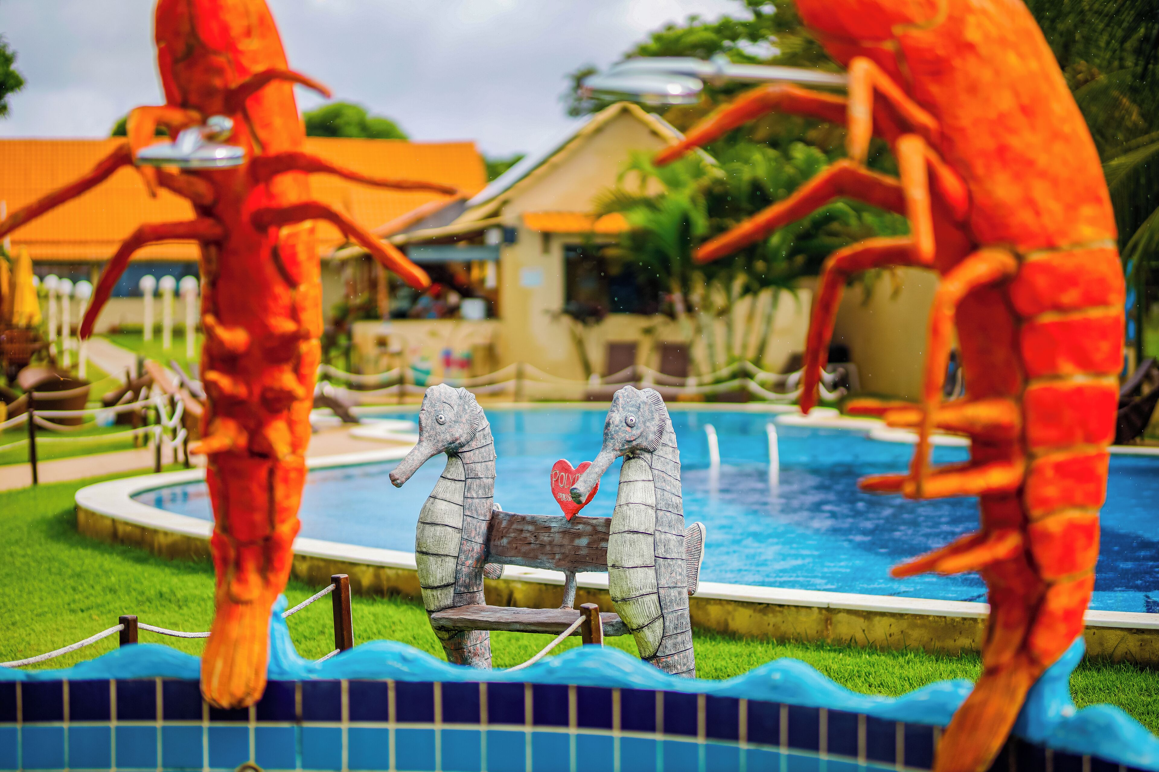 室外游泳池，提供日光浴躺椅