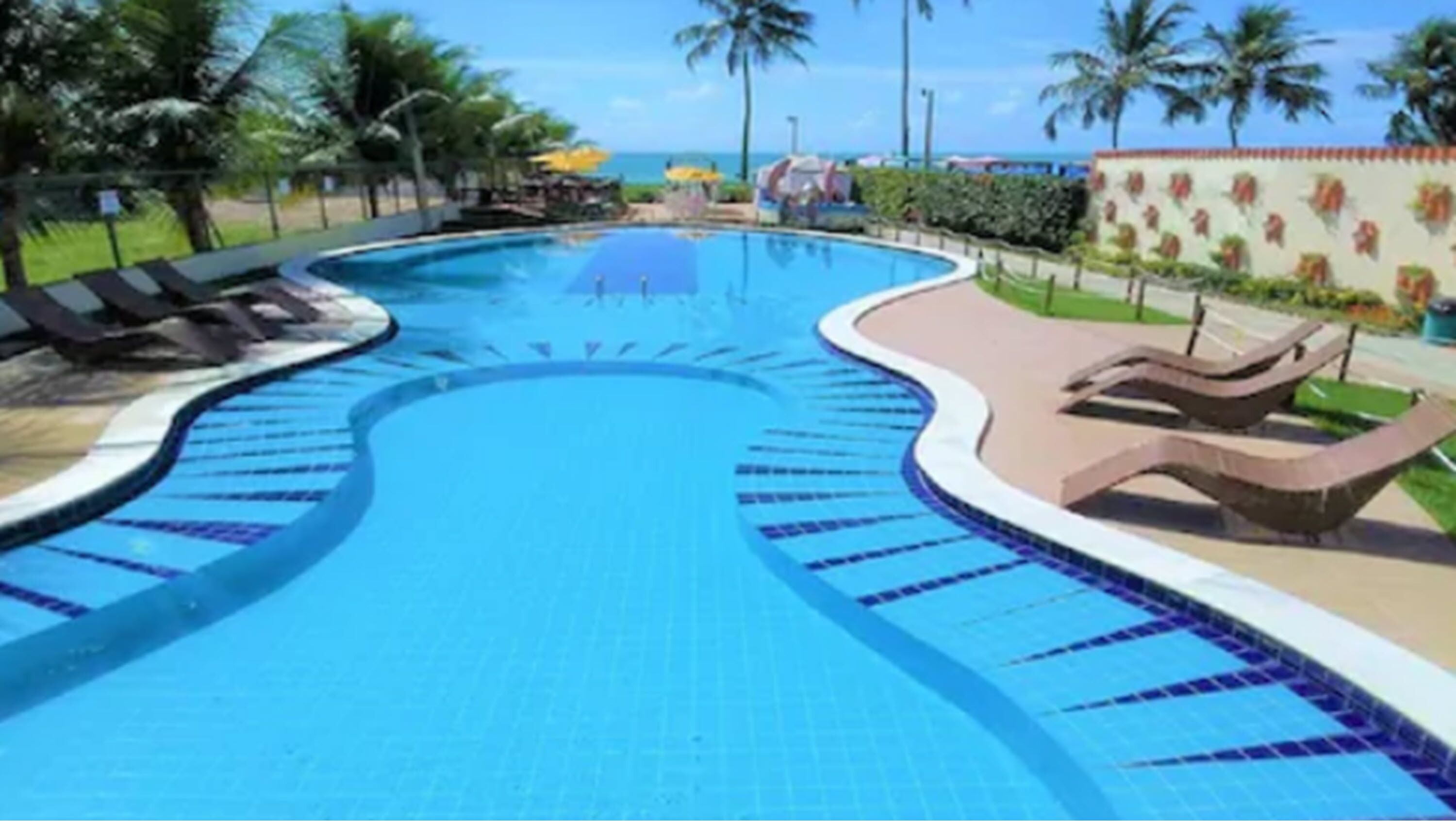 Piscina externa, espreguiçadeiras