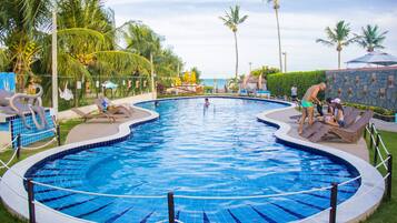 Piscina externa, espreguiçadeiras