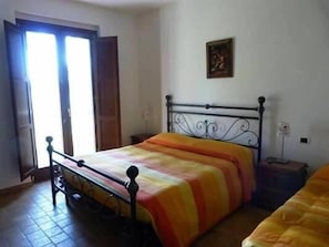 Minibar, desk, bed sheets - Masseria La Sterpina (Mottola)