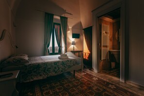 舒適四人房, 私人浴室 | 迷你吧、書桌、床單