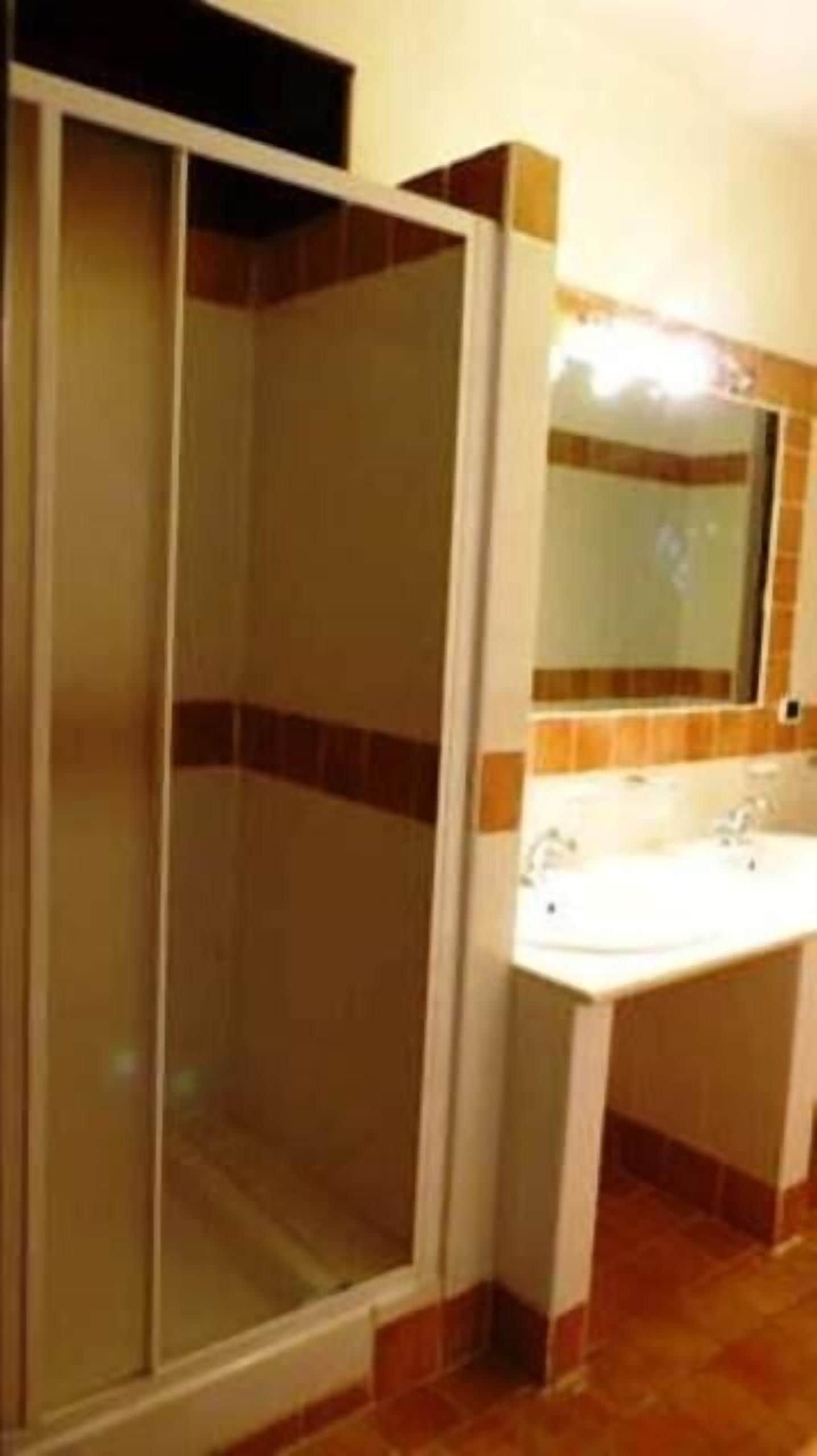 Dusche, kostenlose Toilettenartikel, Handtücher