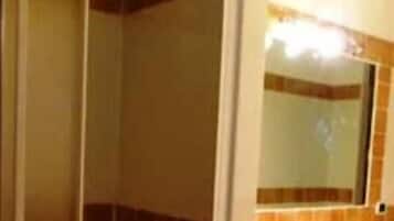 Shower, free toiletries, towels