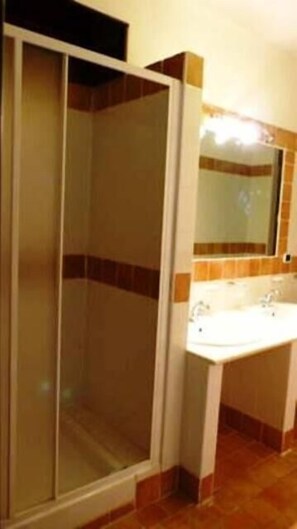 Douche, articles de toilette gratuits, serviettes fournies