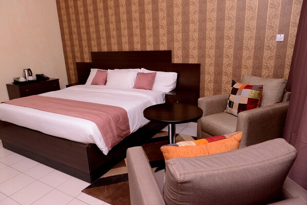 Chambre Classique, 1 grand lit, accessible aux personnes à mobilité réduite, vue ville | 2 chambres, minibar, coffres-forts dans les chambres, bureau