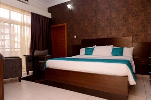 2 dormitorios, minibar, caja fuerte y escritorio