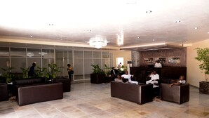 Um hall amplo com áreas de estar espaçosas e um bar.