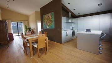 Apartment, 1 Bedroom | In-room safe, free cots/infant beds, rollaway beds, free WiFi