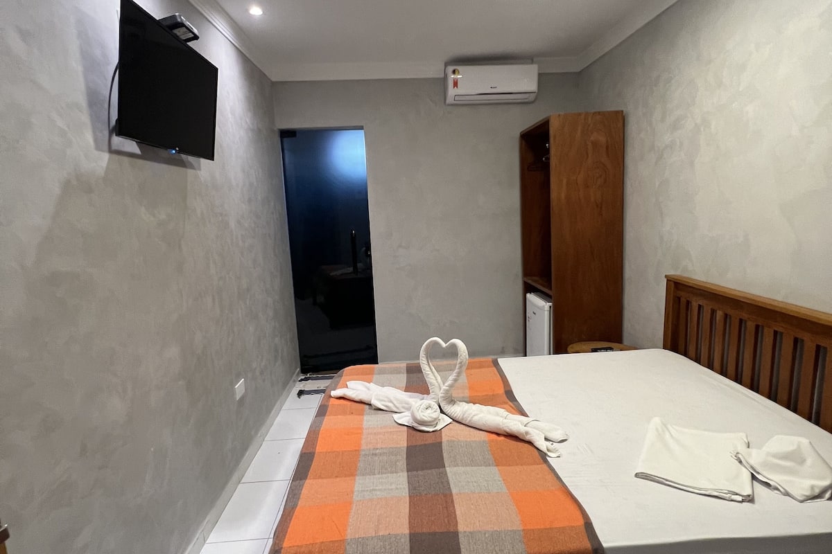 Muebles diferentes, escritorio y espacio para trabajar con laptop