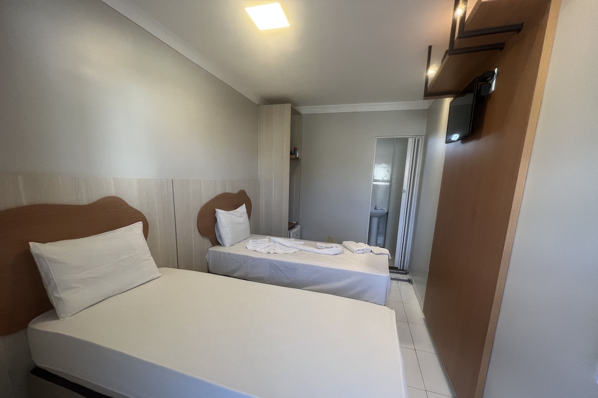 Muebles diferentes, escritorio y espacio para trabajar con laptop
