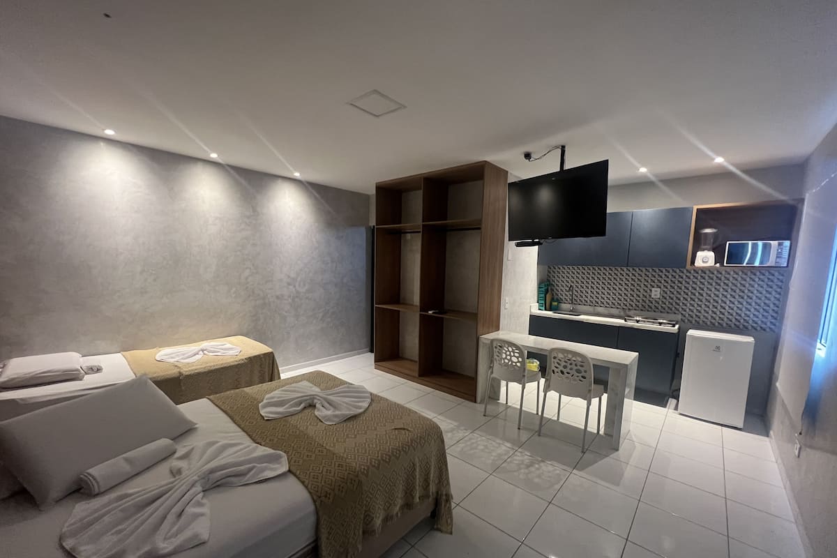 Muebles diferentes, escritorio y espacio para trabajar con laptop