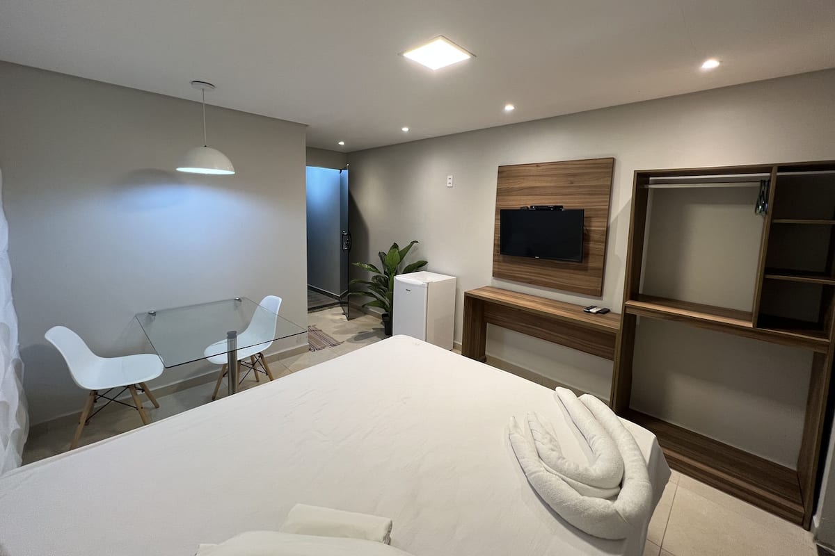 Muebles diferentes, escritorio y espacio para trabajar con laptop