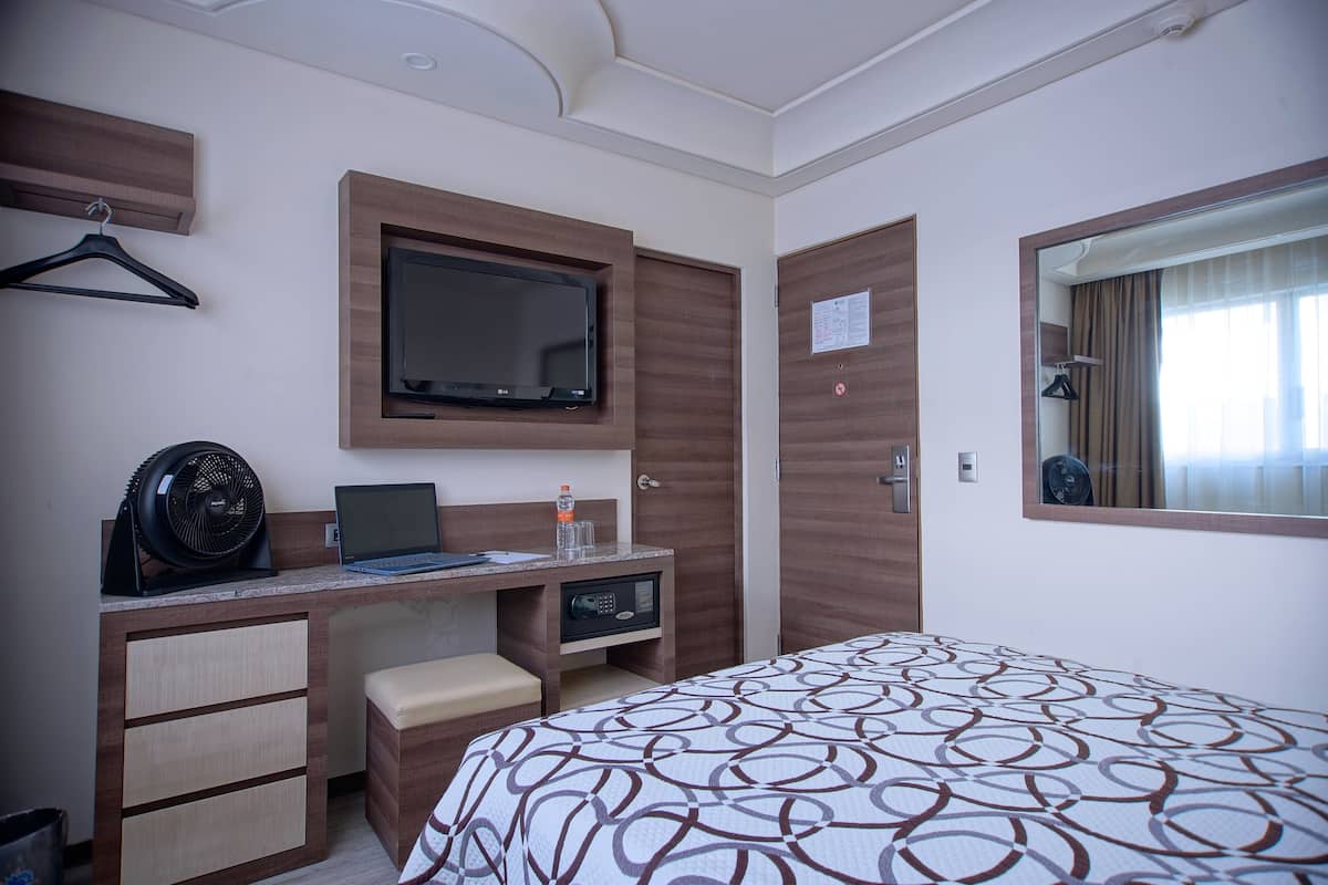 Economy Room | Egyptian cotton sheets, premium bedding, down comforters, in-room safe