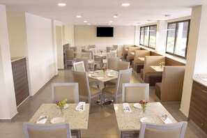 Free daily buffet breakfast - Econo Express Hotel (Mexico City)